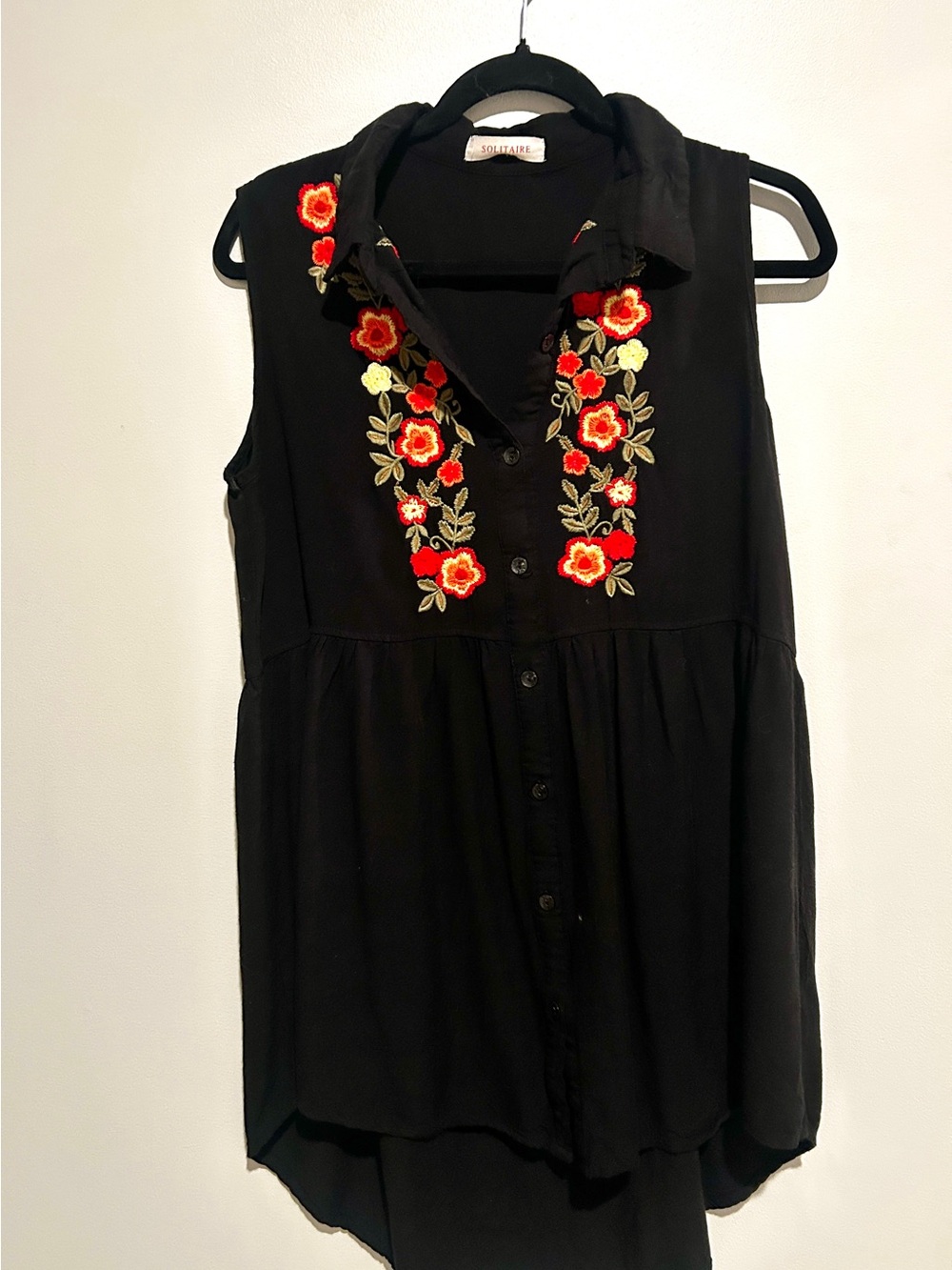 Flowy Solitaire Black Floral Embroidered Sleeveless Button-Up Top